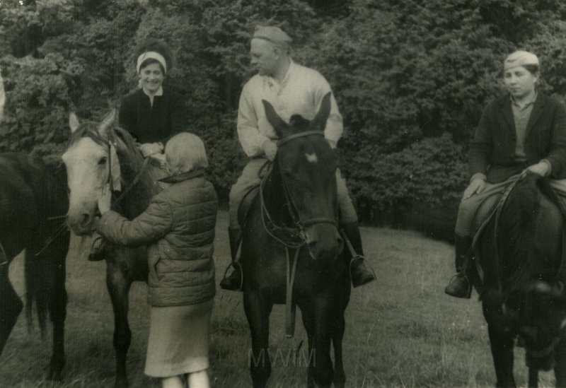 KKE 4657.jpg - Fot. Edmund na koniu. W środku: na koniu Edmund Jarzynowski – tata Marii Jolanty Mierzejewskiej (z domu Jarzynowska) ze znajomymi, Jaśkowo, lata 60-te XX wieku.